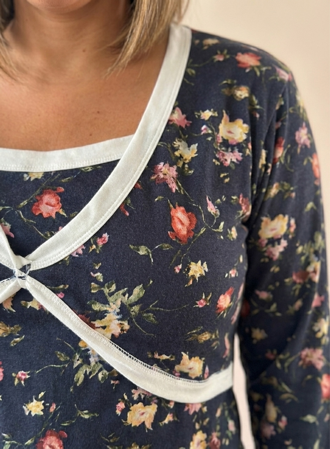 Pijama Maternal Cruzada Manga Larga: Dual-Skin (100% Piel de Durazno) - Azul Floreado 5