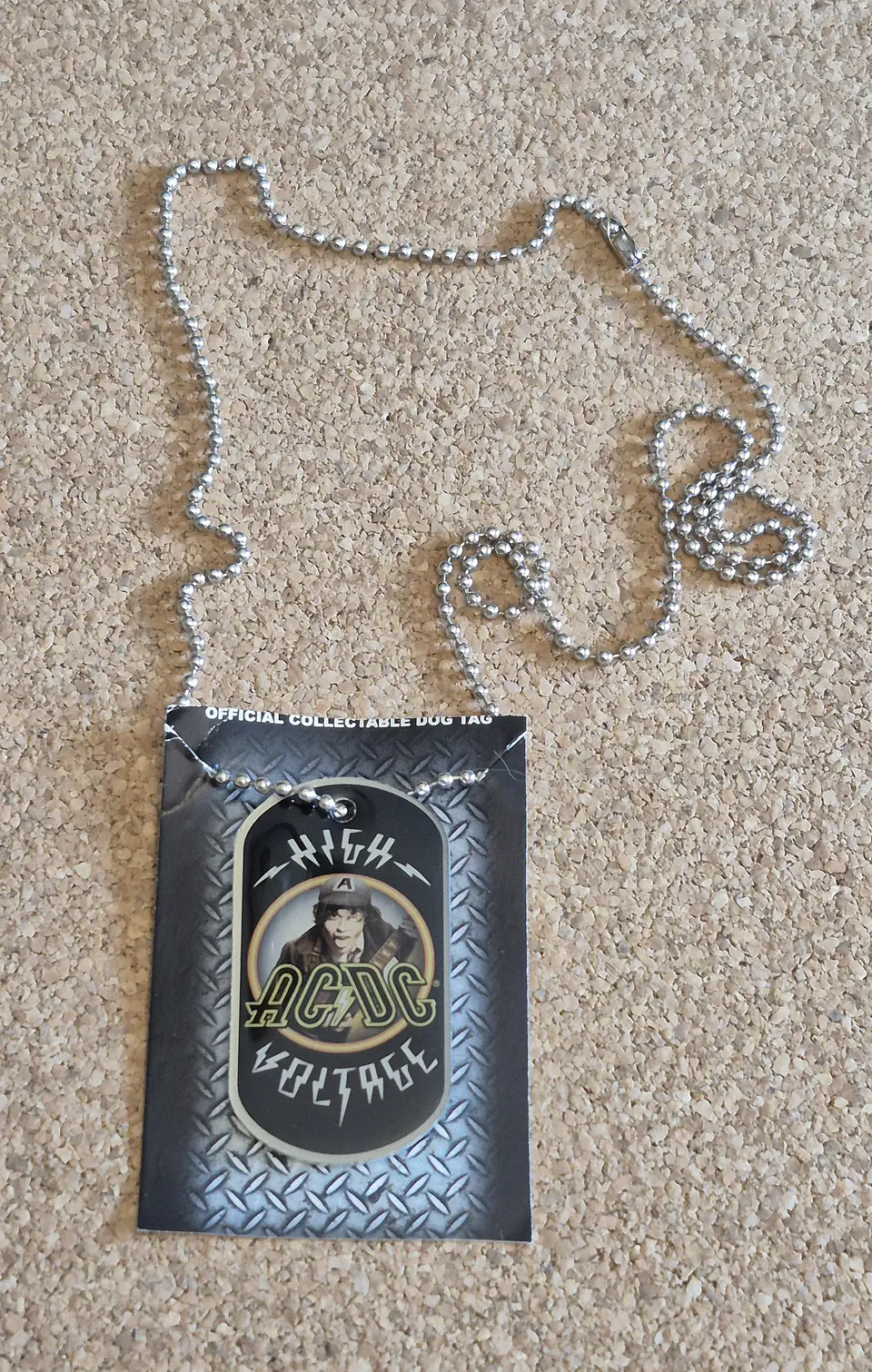Colar Dog Tag AC/DC - High Voltage / Angus Young (Official) 1