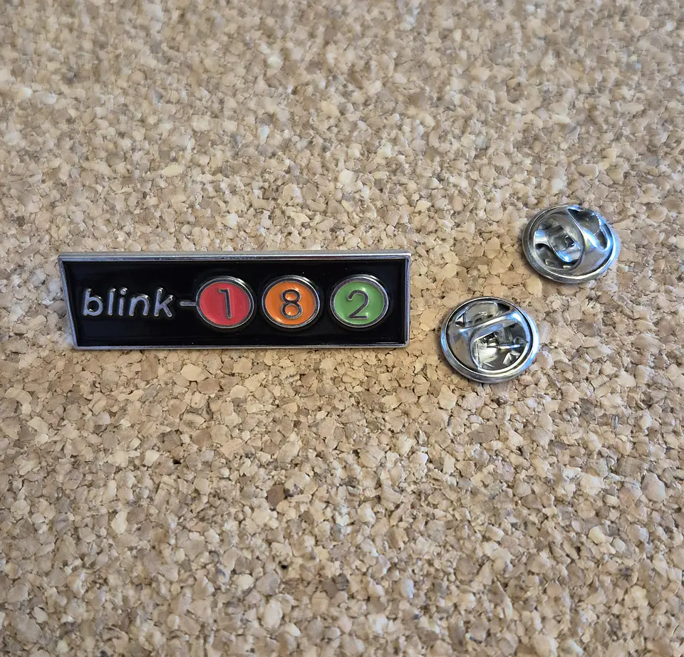 Pin Blink-182 - Classic Logo (Double Clutch) 1