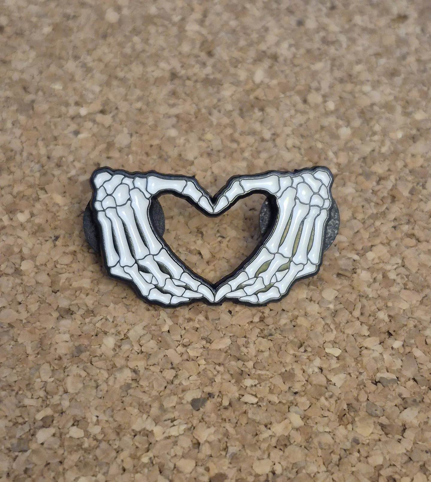 ​Pin Skeleton Heart Hands (Double Clutch) 1