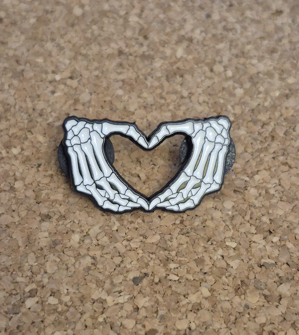 ​Pin Skeleton Heart Hands (Double Clutch) 1