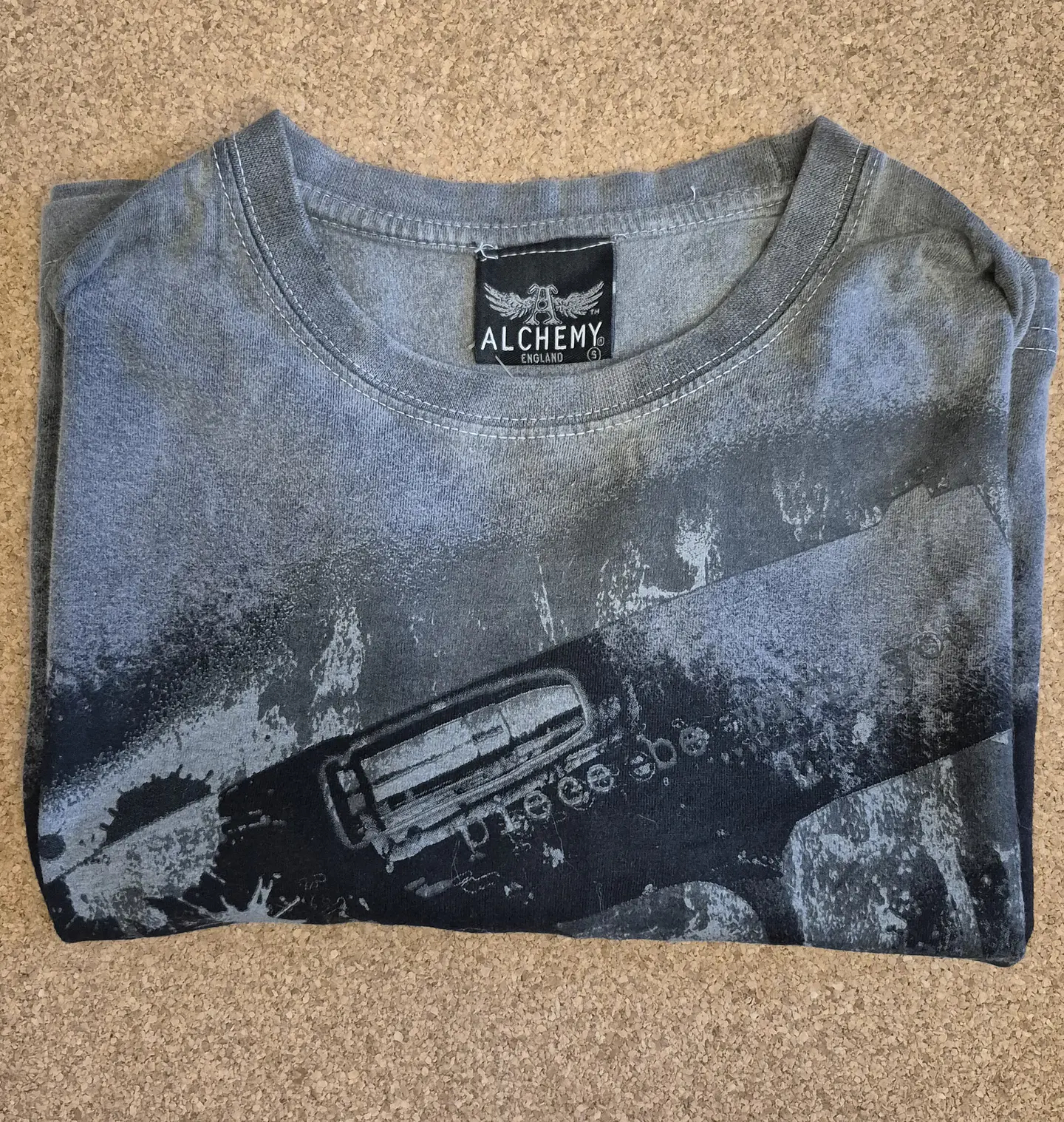 T-Shirt Alchemy England – Alternative Graphic Design (Tamanho S e M) 4