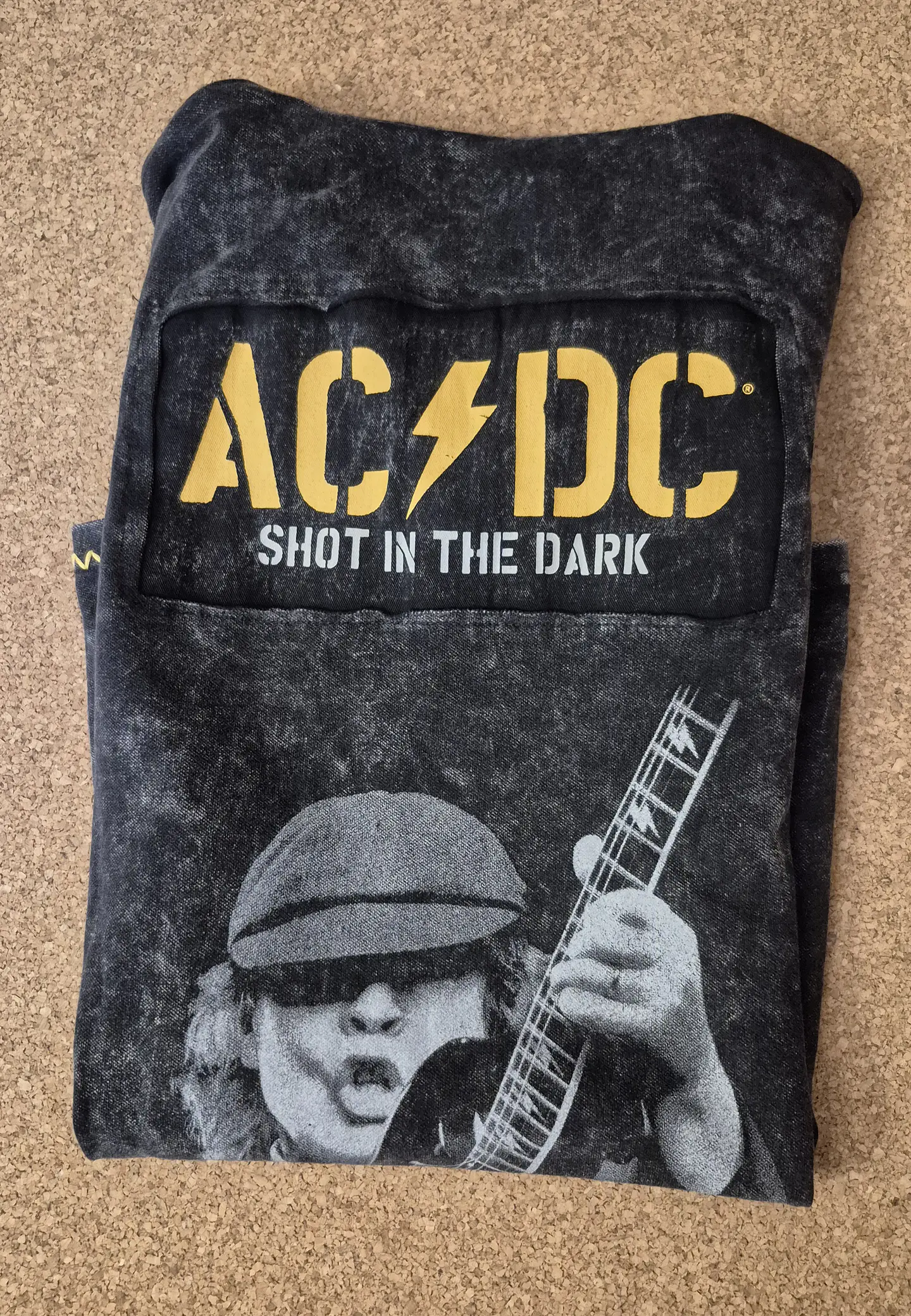 ​Polo AC/DC – Shot in the Dark Graphic Design (Tamanho M) 4