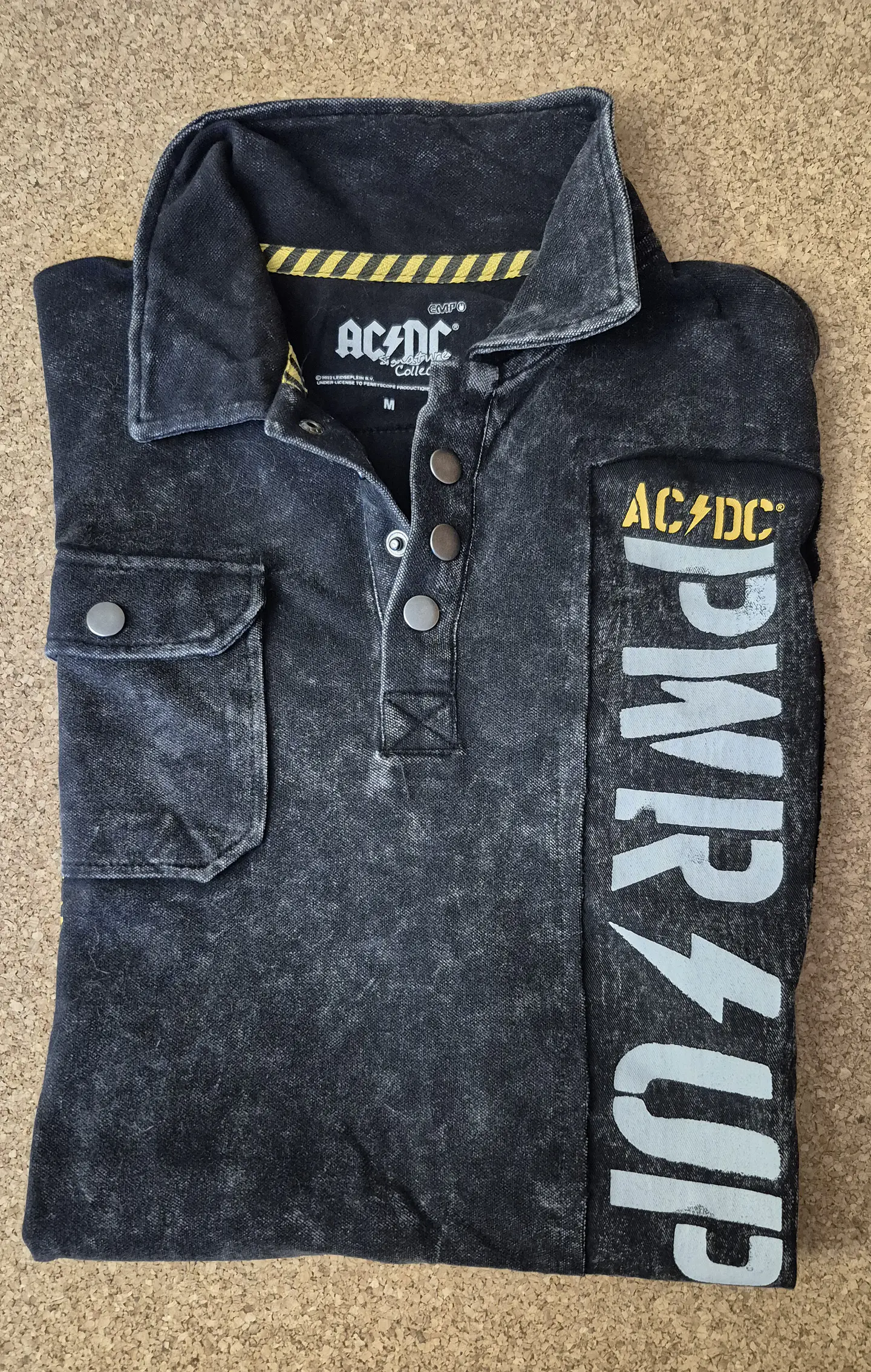 ​Polo AC/DC – Shot in the Dark Graphic Design (Tamanho M) 2
