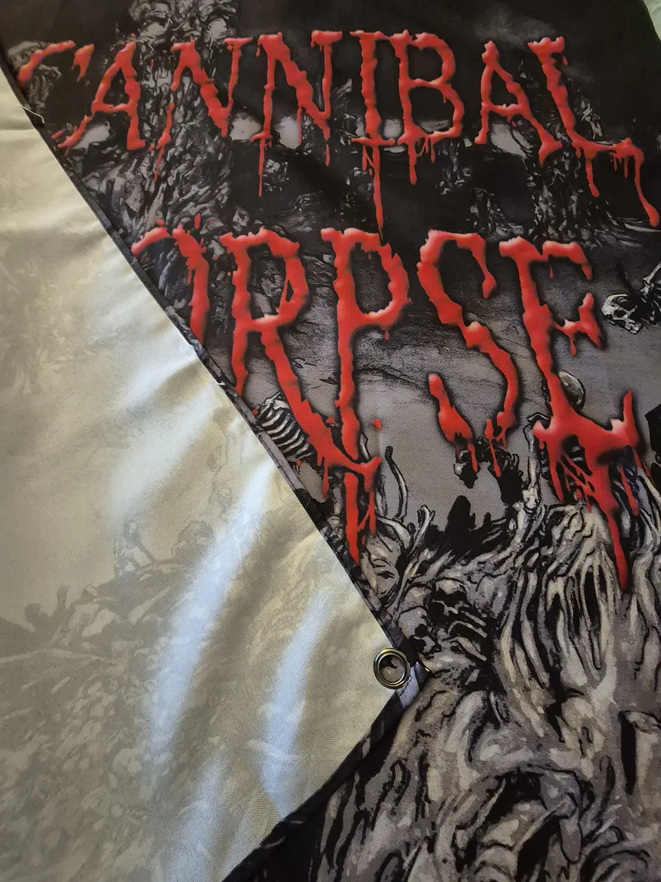 Bandeira Cannibal Corpse – Skeletal Domain Design (70x100cm) c/ Ilhós 3