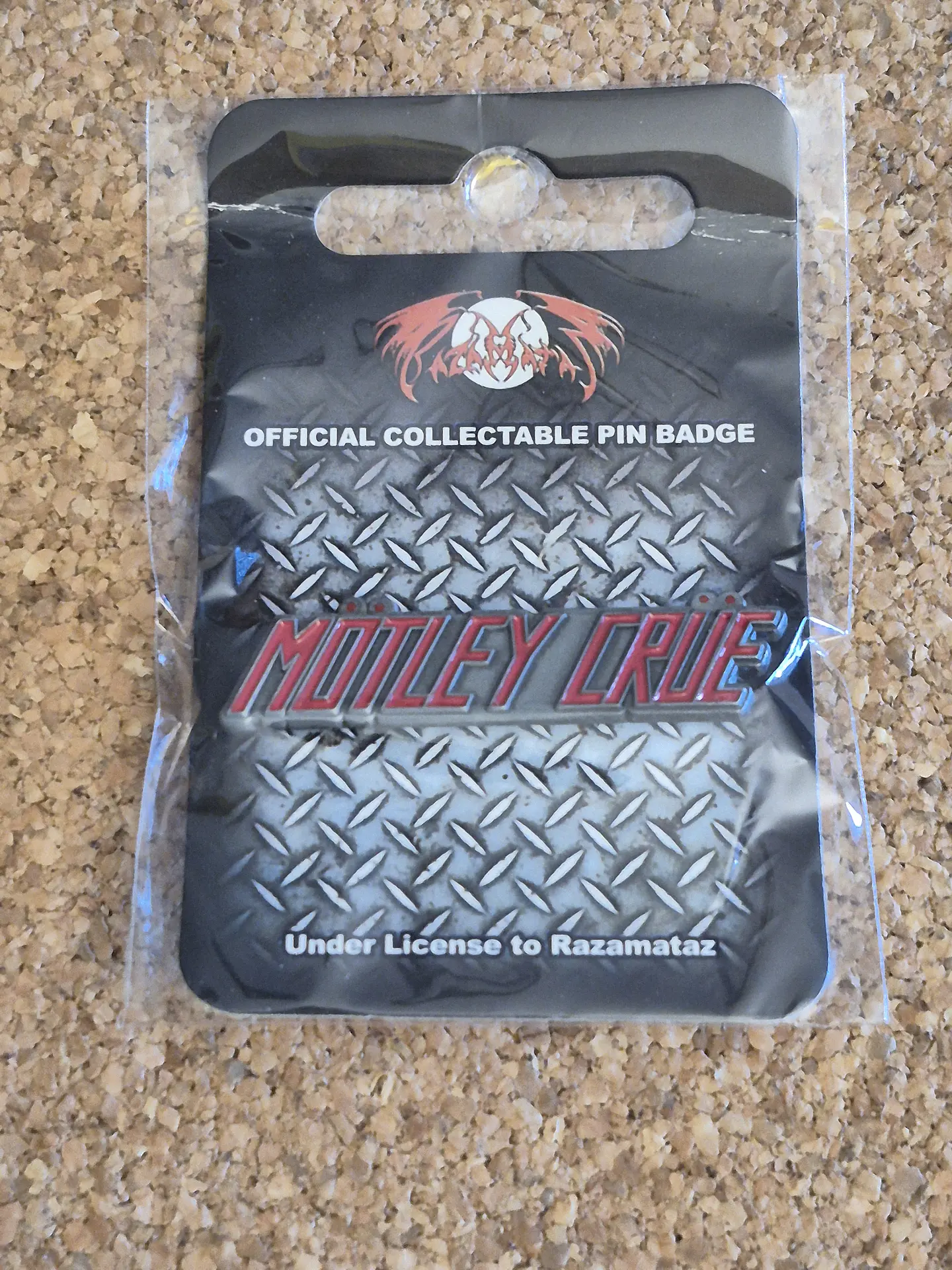 Pin Mötley Crüe - Logótipo Vermelho (Double Clutch) 1