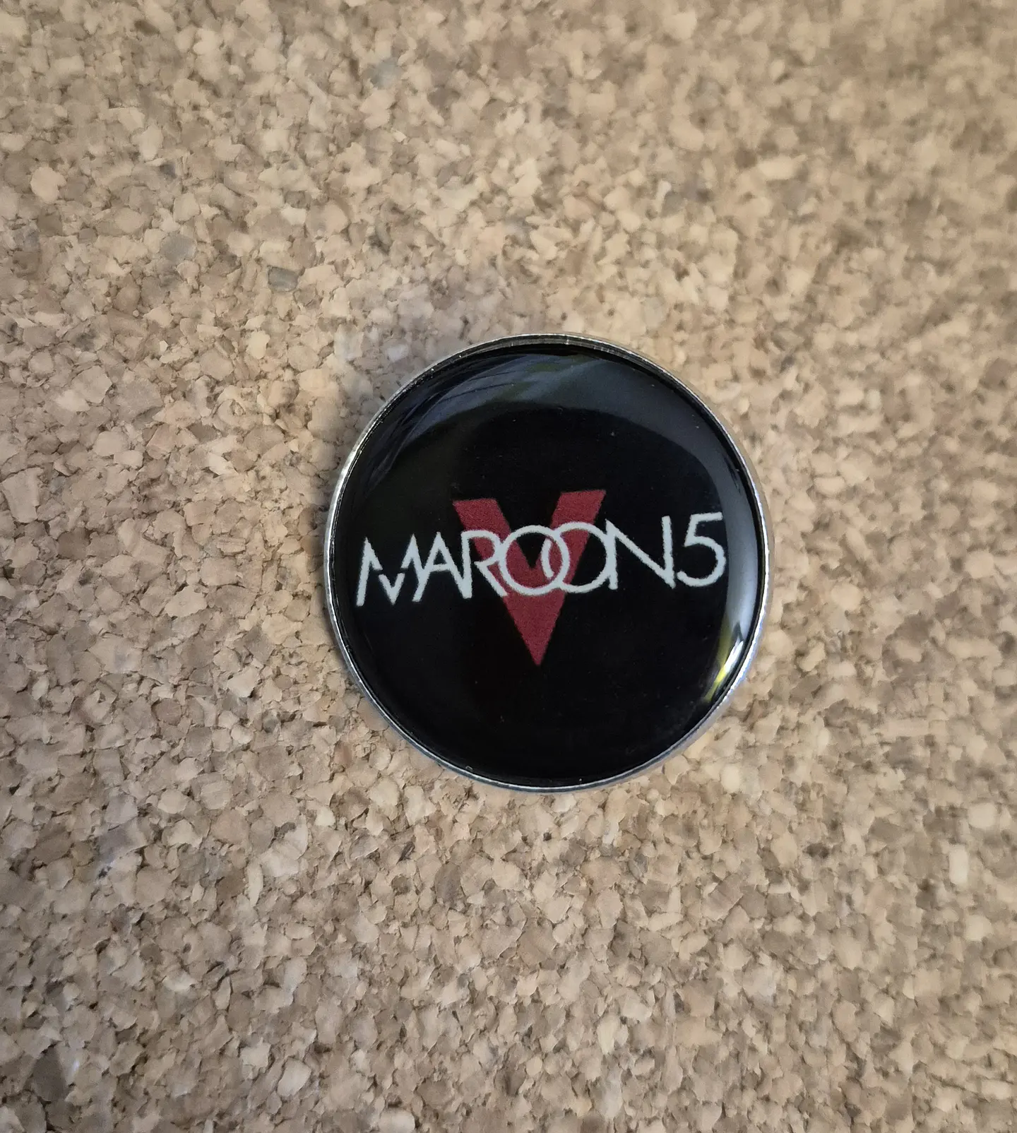Pin Maroon 5 - V Logo (Single Clutch) 1