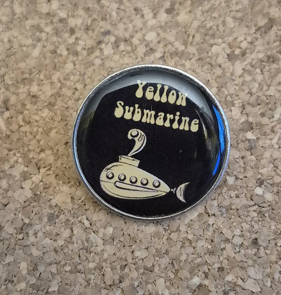 Pin Yellow Submarine - 2 Modelos (Single Clutch) 1