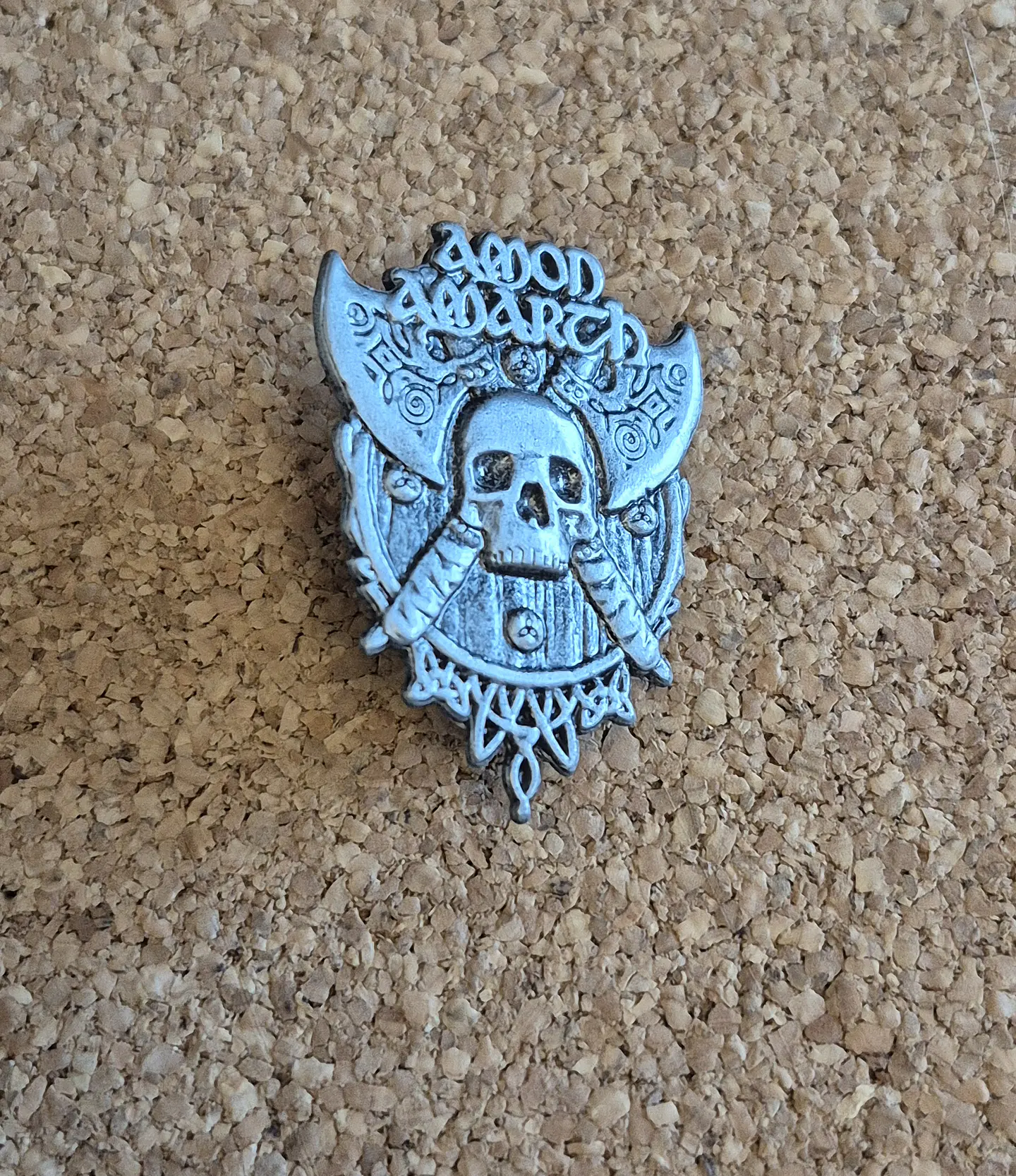 Pin Amon Amarth - Viking Skull & Axes (Double Clutch) 1