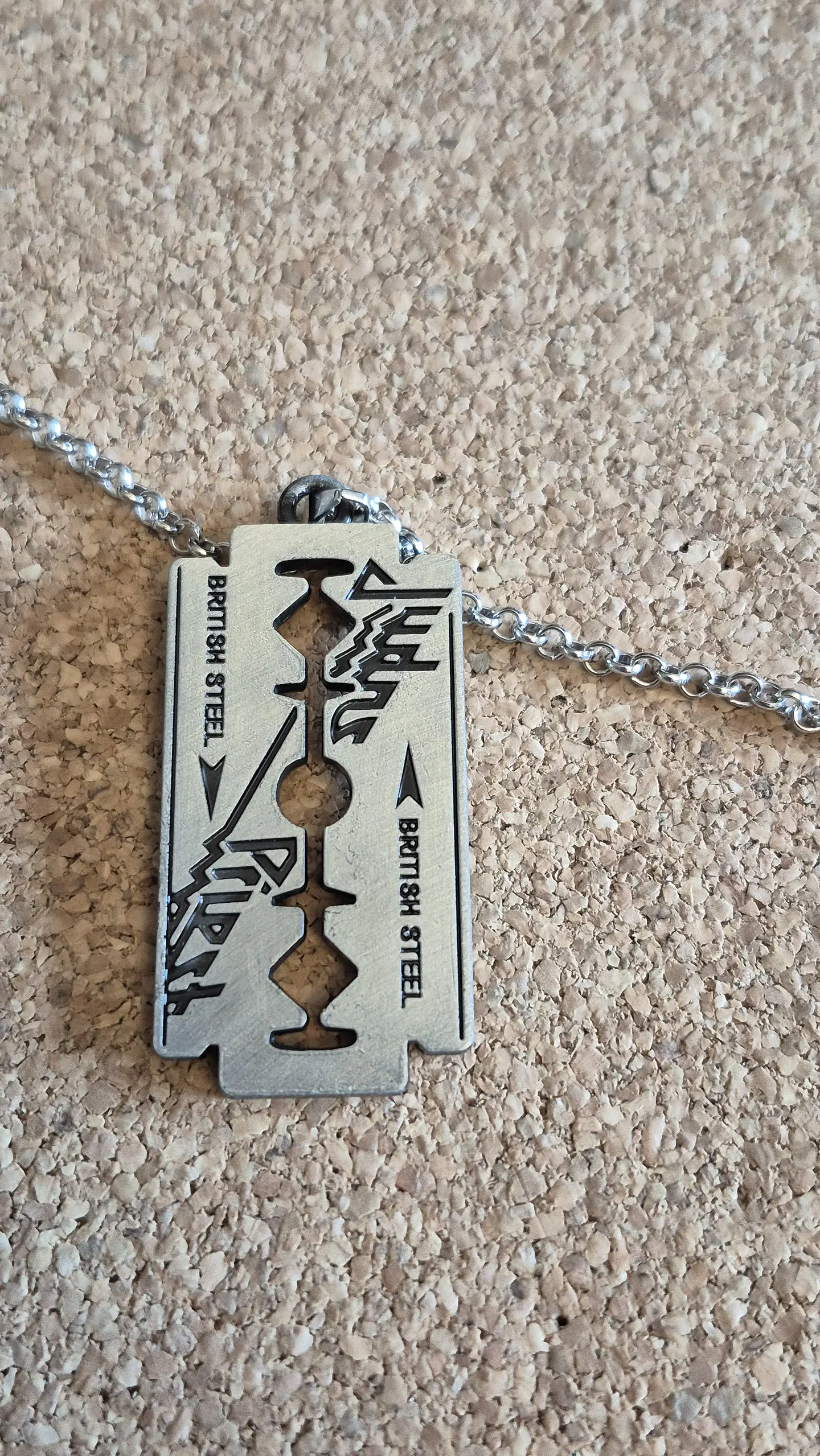 Colar Judas Priest - British Steel Razor Blade 3