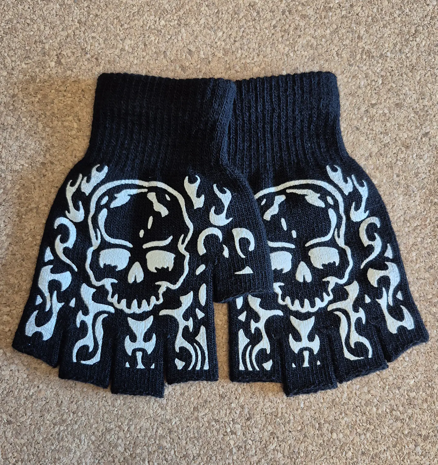 Luvas Sem Dedos com Estampado de Caveira e Chamas 1