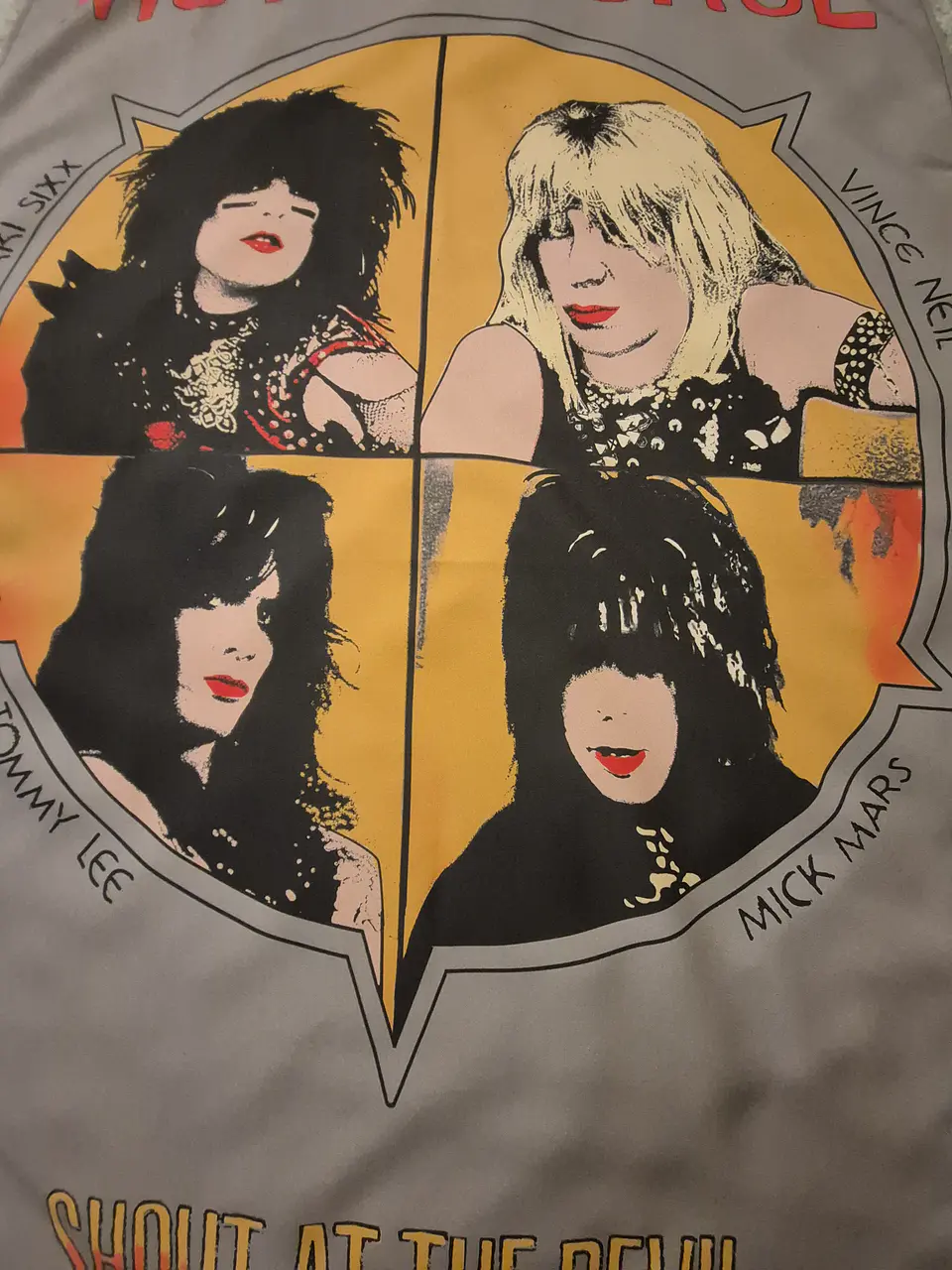 Bandeira Mötley Crüe – Shout at the Devil Tour 1983-84 Design Flag (65x105cm) 2