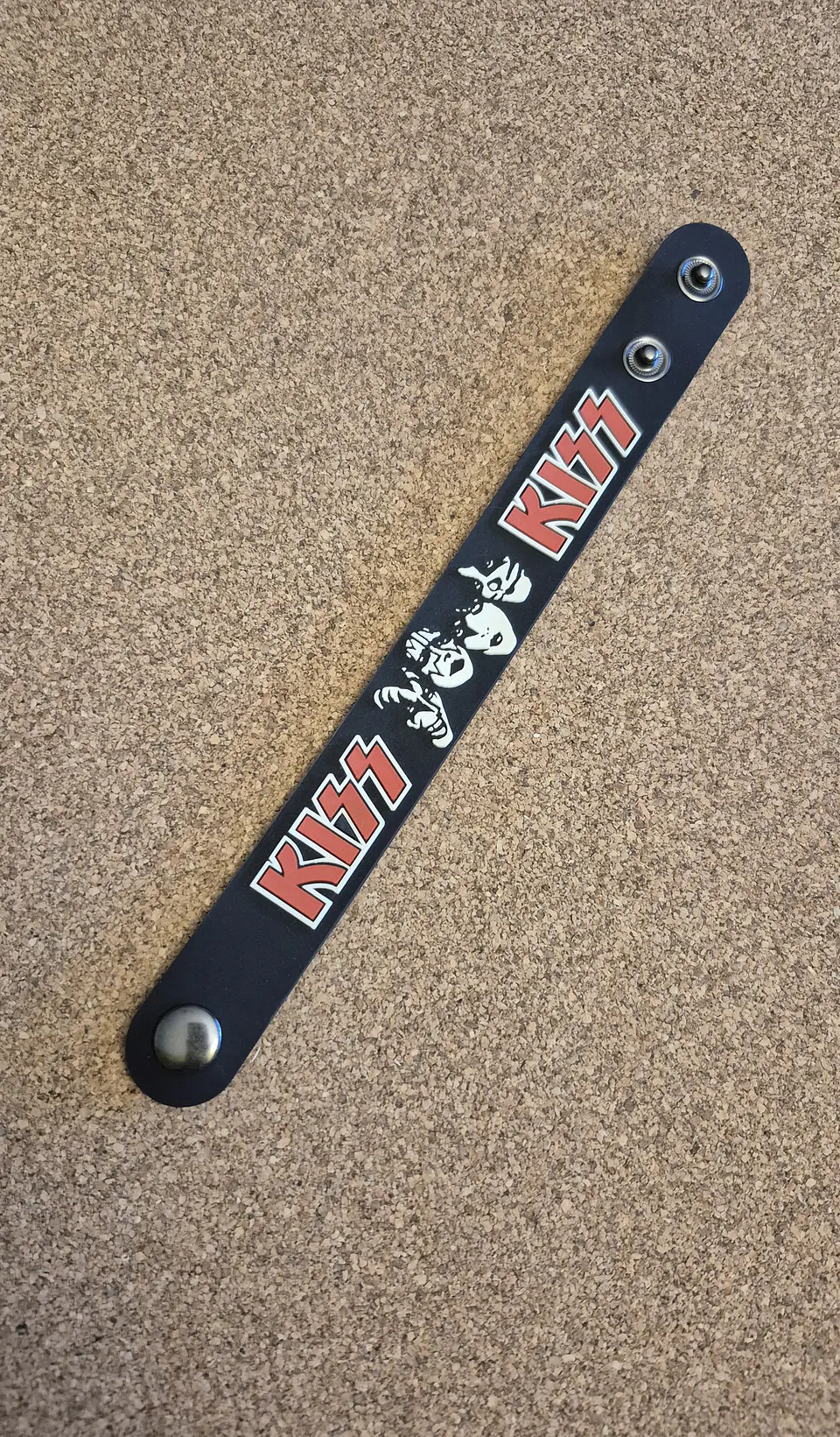 Pulseira de banda ajustável com molas - Kiss 1