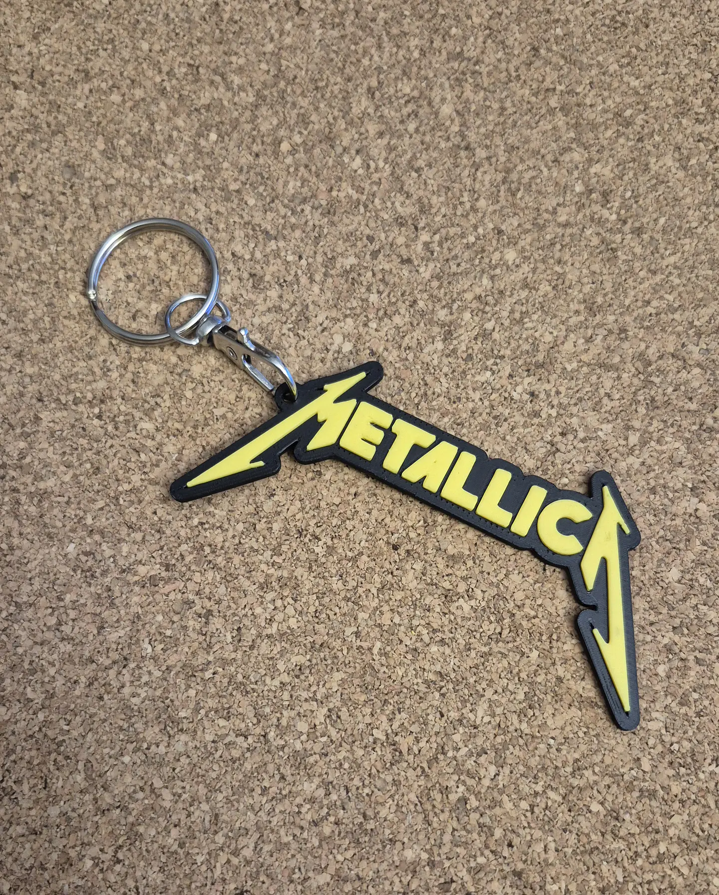 Porta-Chaves Metallica – Logótipo em Relevo 1