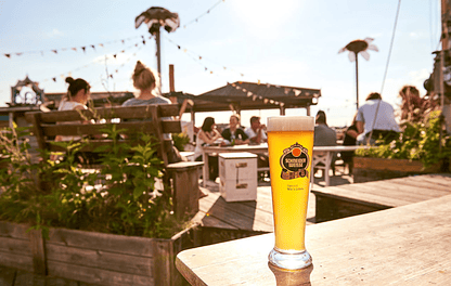 Cada cerveza con su pareja.