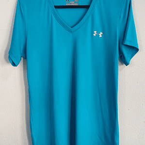POLERA DEPORTIVA UNDER ARMOUR CELESTE L