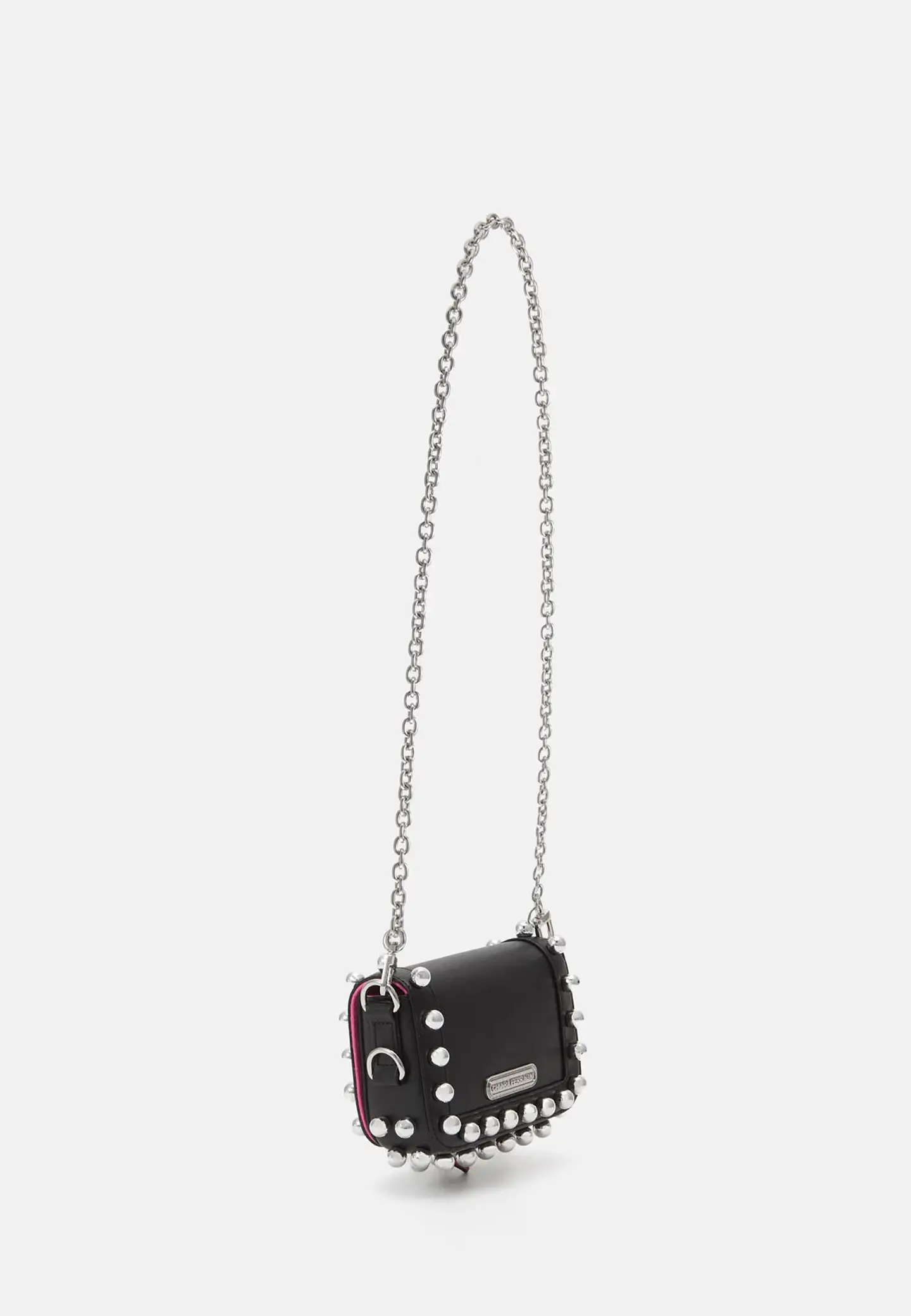 Chiara Ferragni cartera negra tachas  2