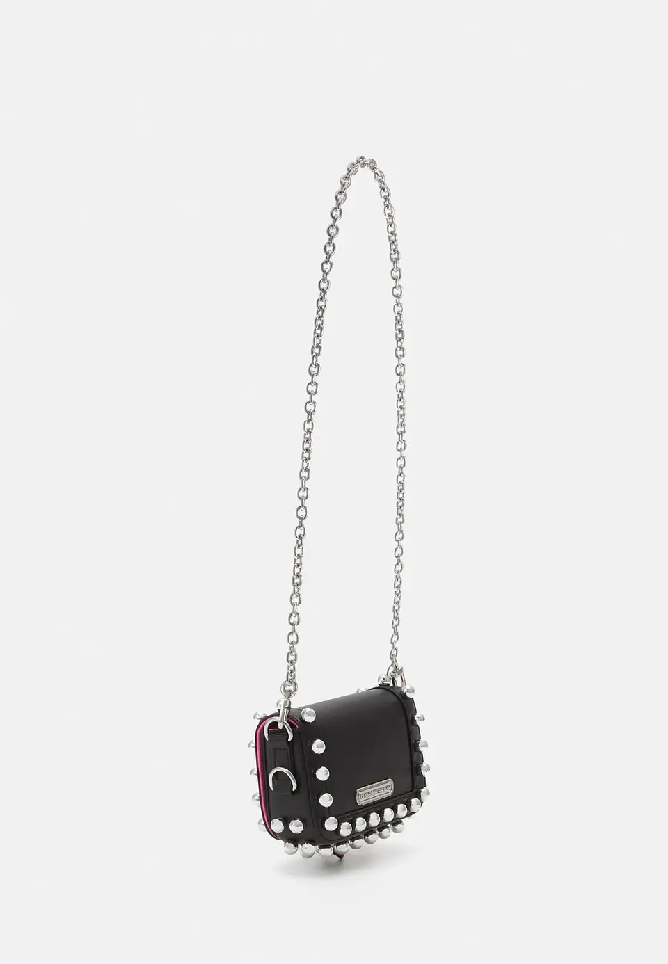 Chiara Ferragni cartera negra tachas  2