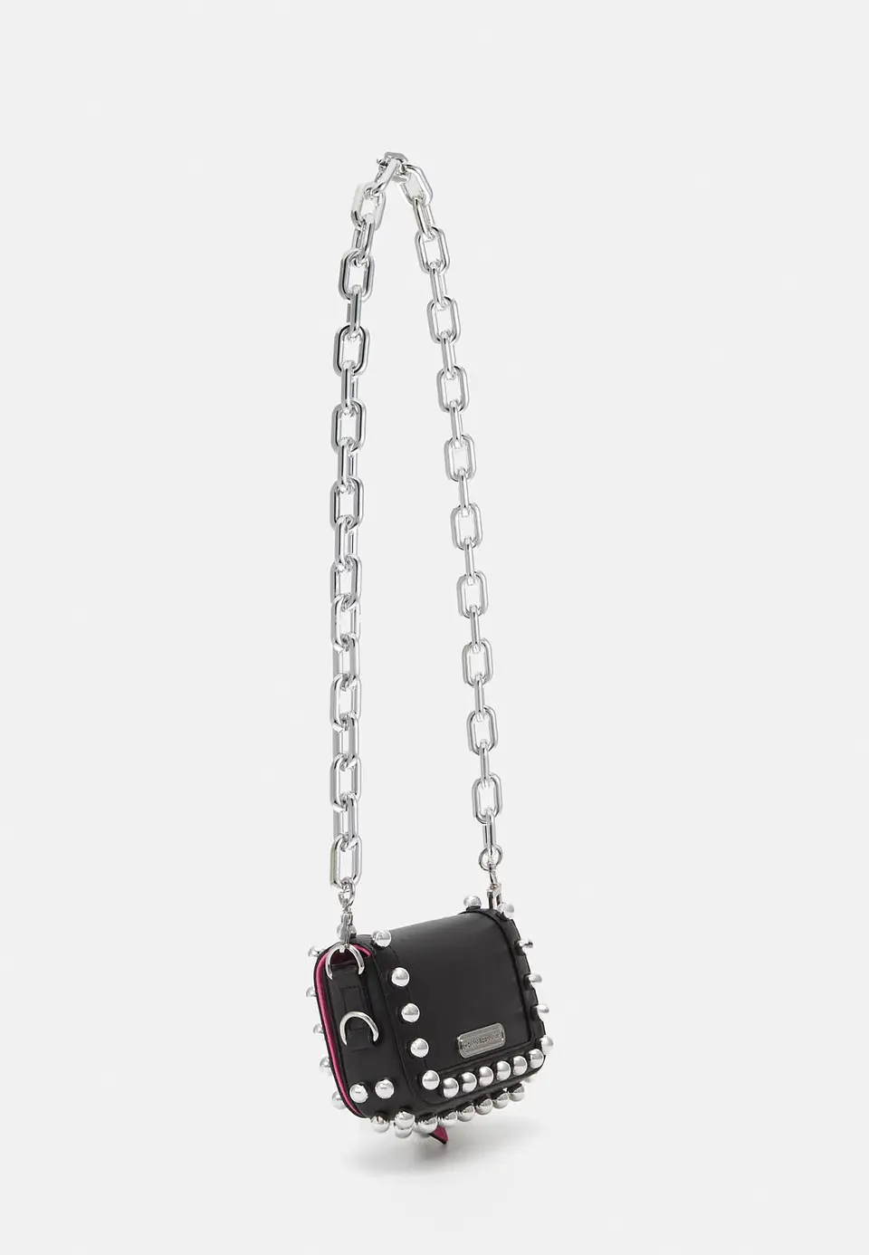 Chiara Ferragni cartera negra tachas  3