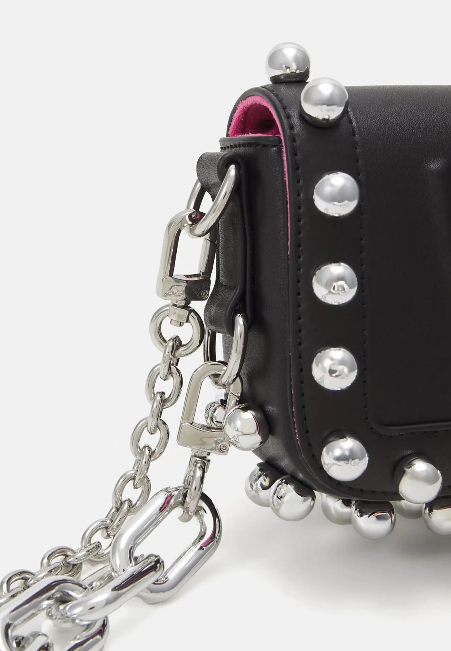 Chiara Ferragni cartera negra tachas  7