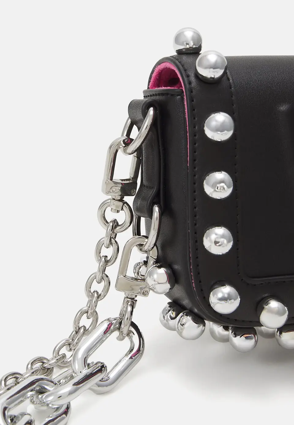 Chiara Ferragni cartera negra tachas  7