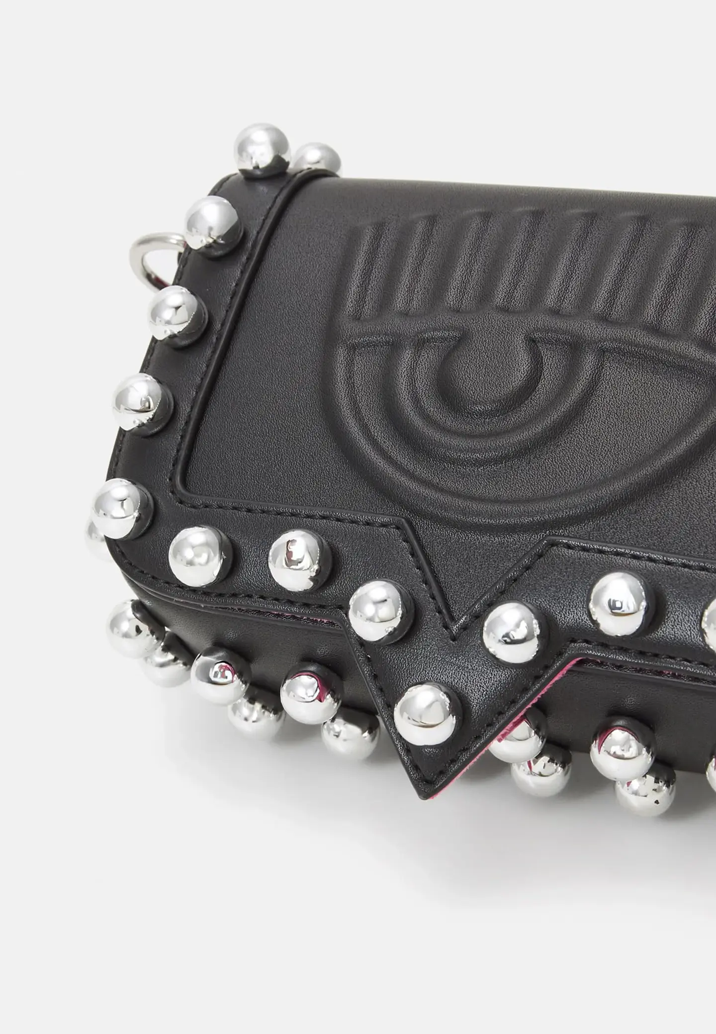Chiara Ferragni cartera negra tachas  5