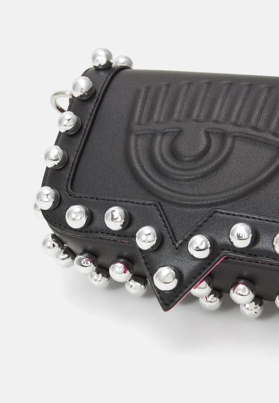Chiara Ferragni cartera negra tachas  5