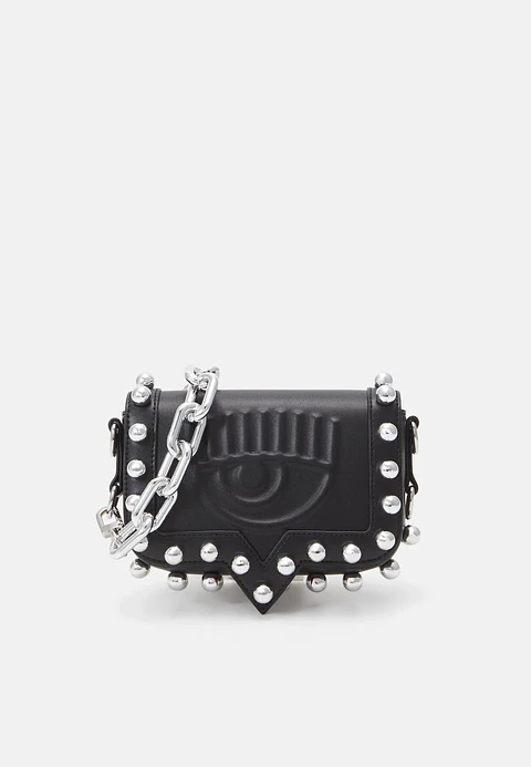 Chiara Ferragni cartera negra tachas 
