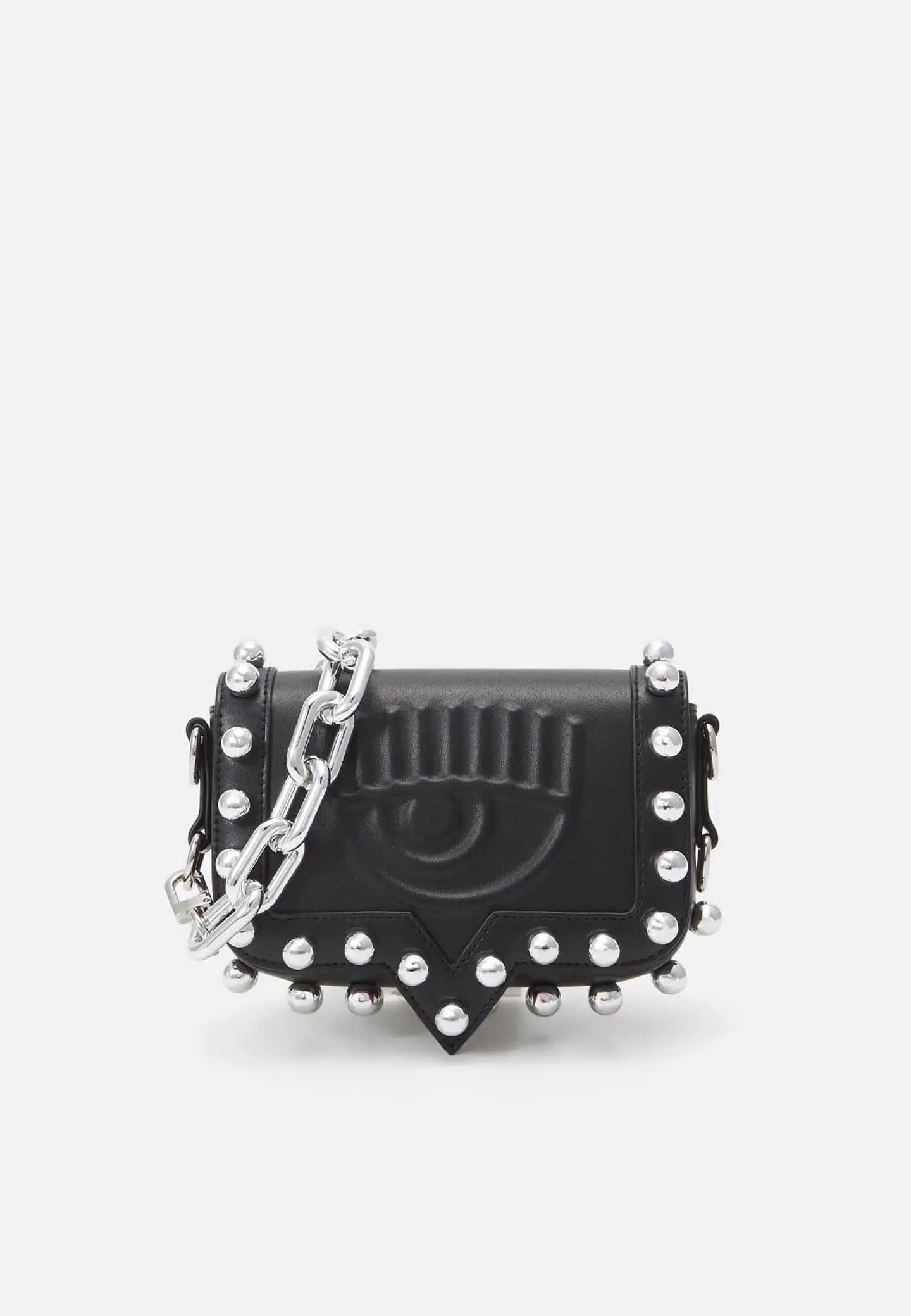 Chiara Ferragni cartera negra tachas  1