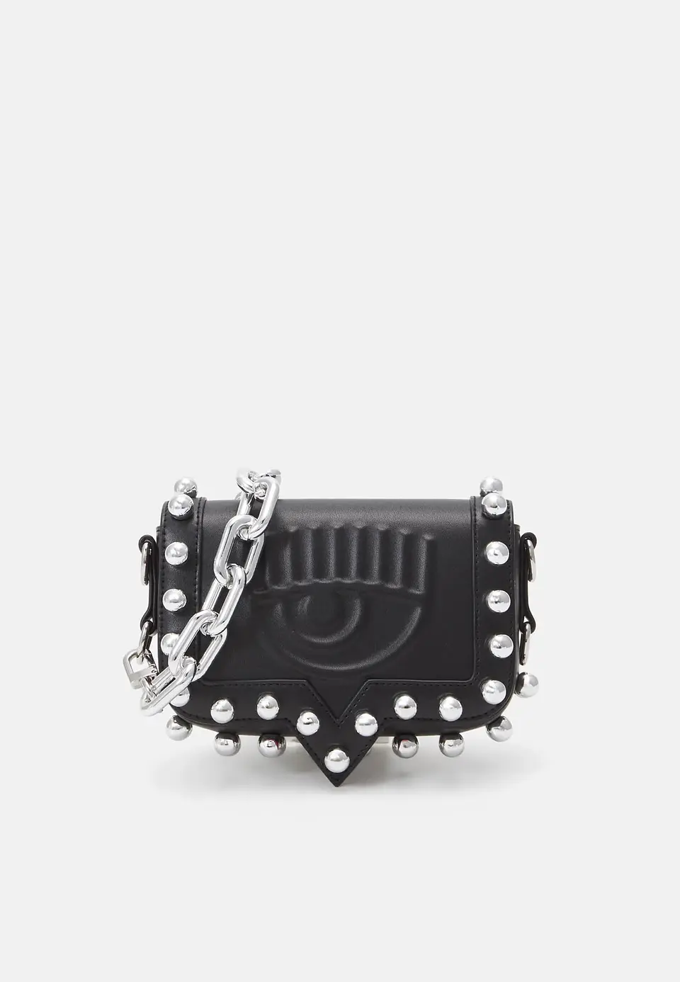 Chiara Ferragni cartera negra tachas  1