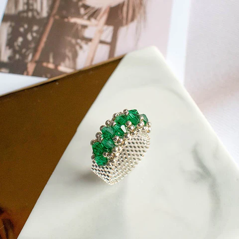 Anillo "Corona" traslúcido y esmeralda