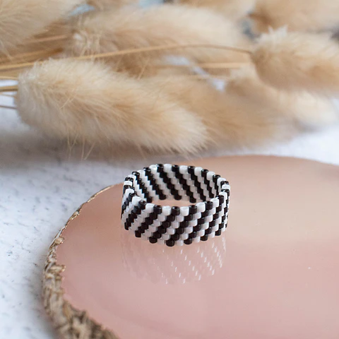 Anillo "Líneas diagonal" negro y blanco