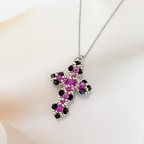 Collar "Cruz" magenta y negro