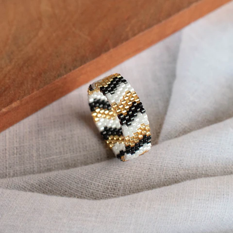 Anillo "Chevron" negro, blanco y dorado