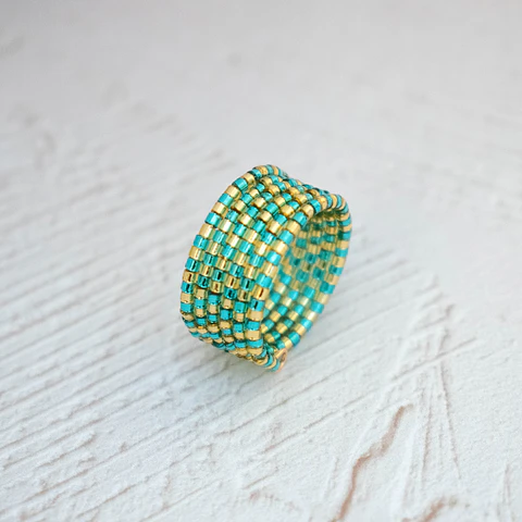 Anillo "AM" esmeralda y dorado