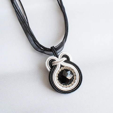 Collar "Soutache simple" negro y blanco