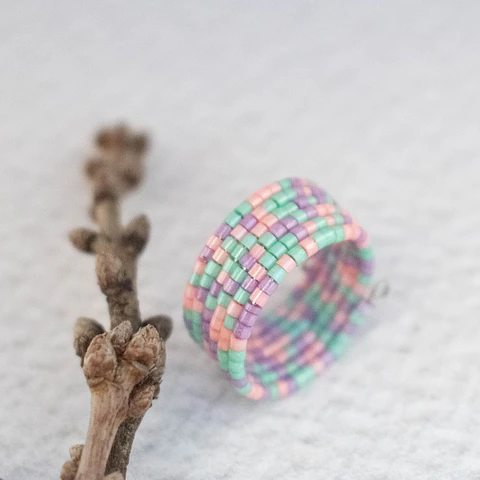 Anillo "AM" lila, rosado y menta