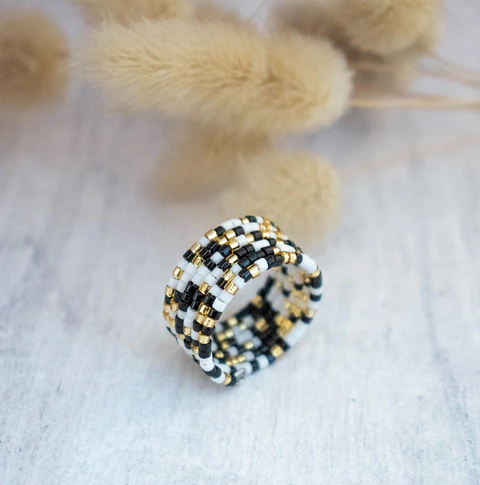 Anillo "AM" negro, blanco y dorado