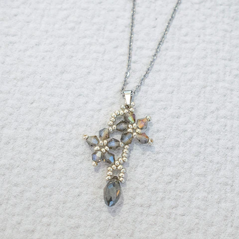 Collar "Flor con gota" gris