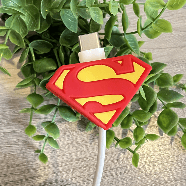 Protector cable Superman logo