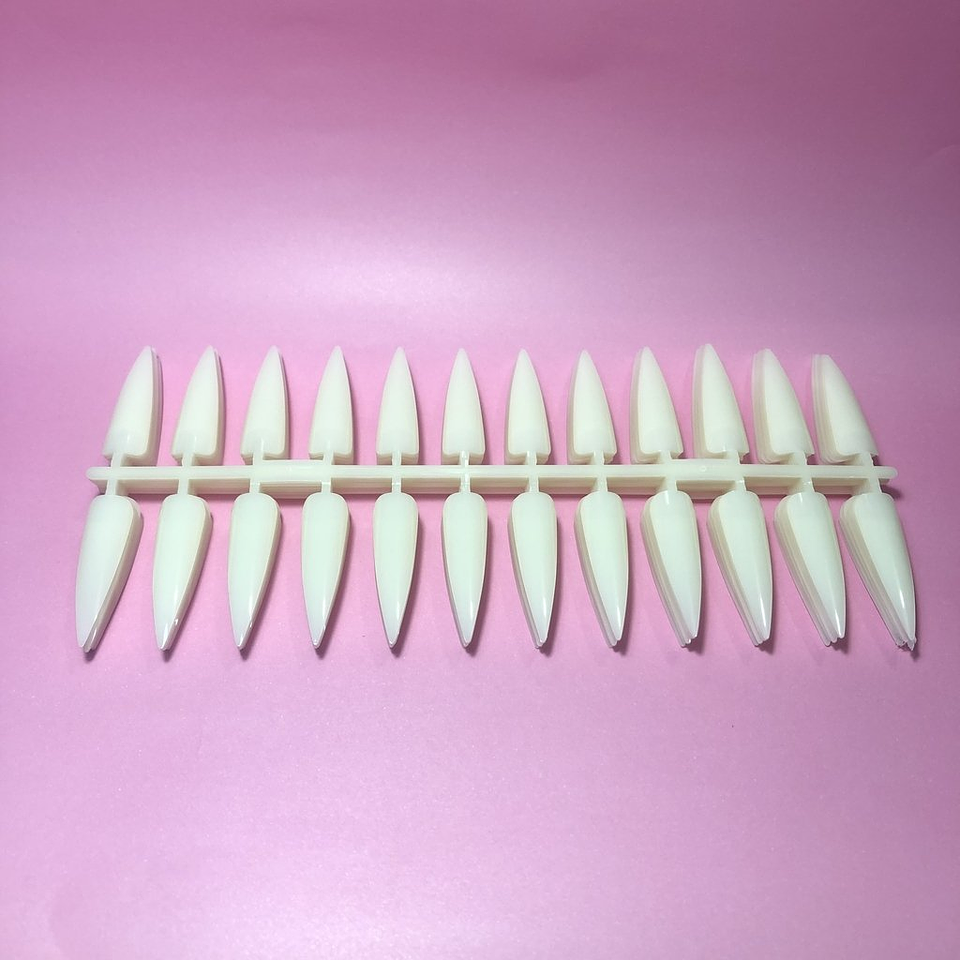 UÑAS DE MOSTRARIO STILETTO 1