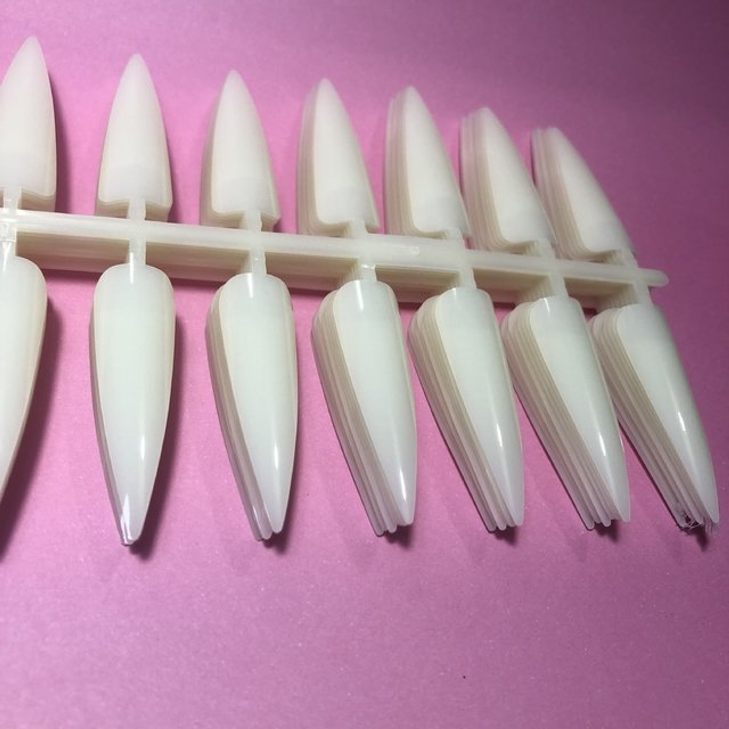 UÑAS DE MOSTRARIO STILETTO 2