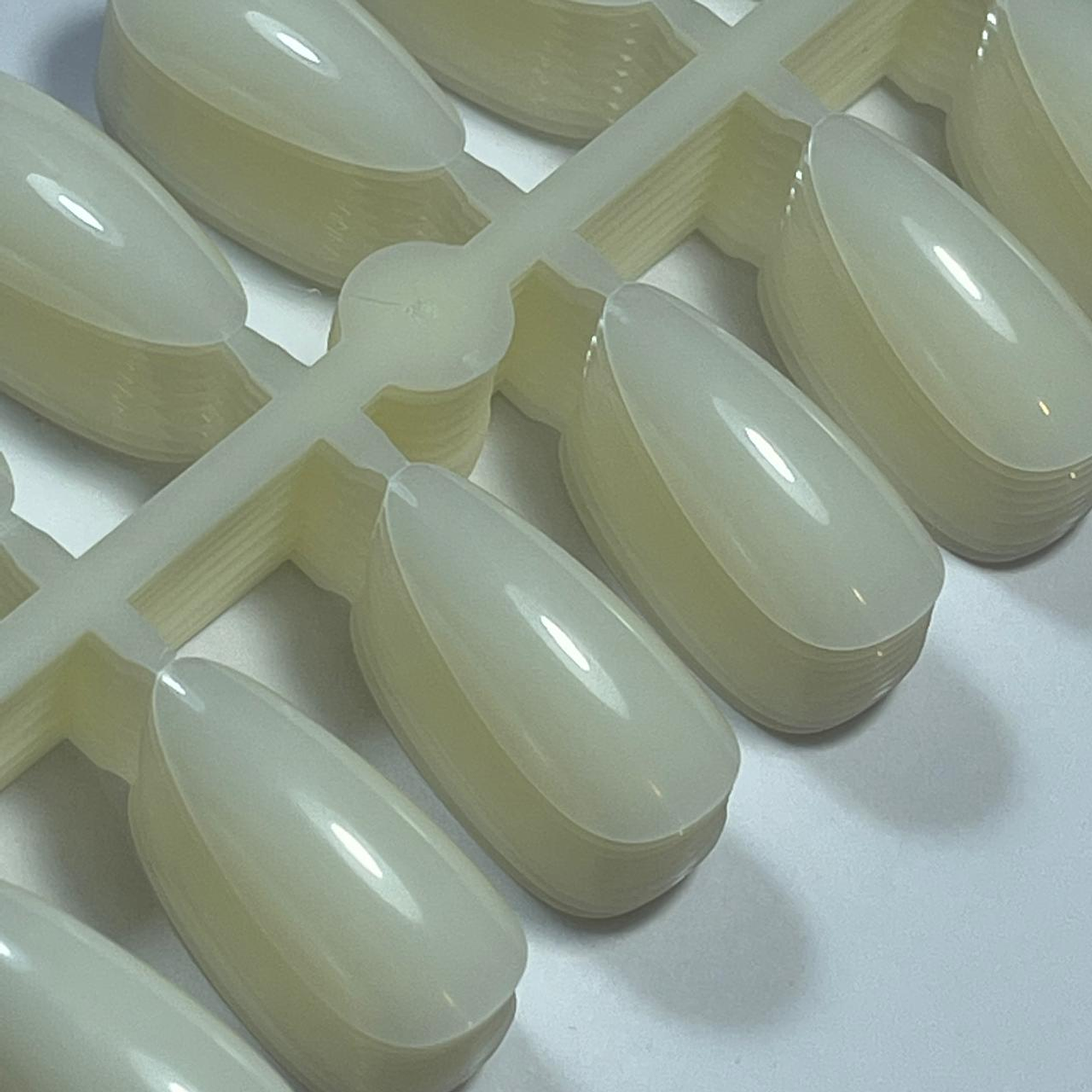 UÑAS MOSTRARIO ALMENDRA HUESO 2