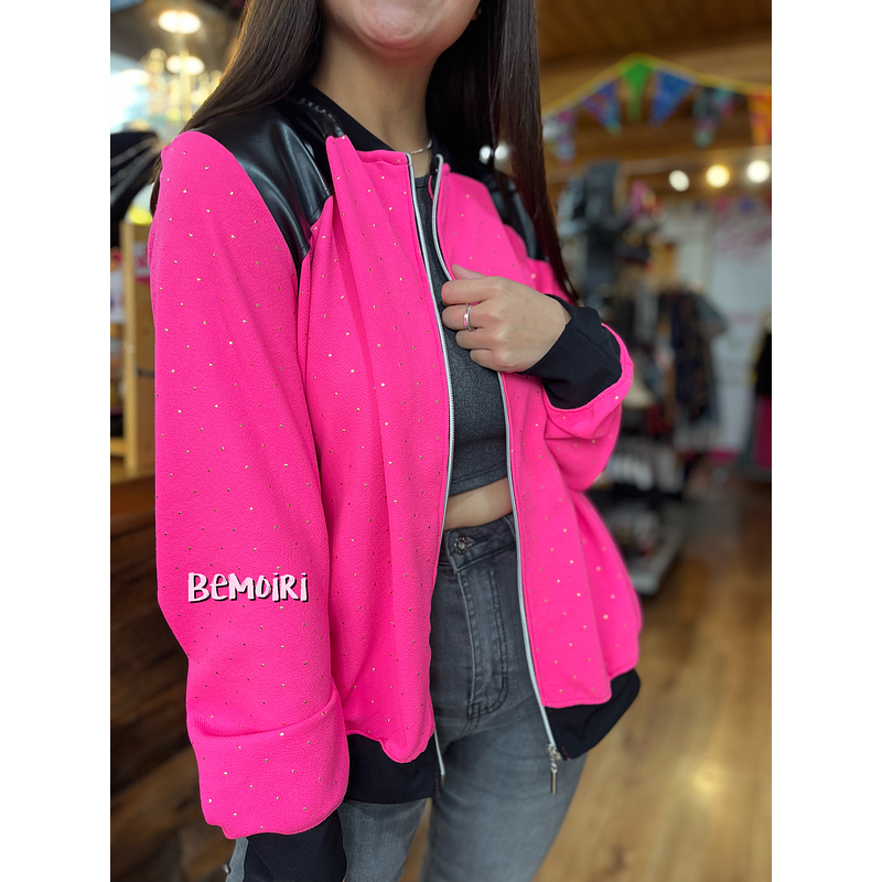 Bomber fucsia aplicación ecocuero 