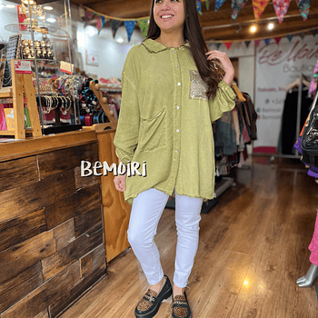 Blusa viscosa verde Olivo cuello camisero deshilachado con bolsillos frontales 