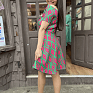 Vestido Sofia sin hombros estampado verde rombos fucsia manga corta