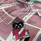 Pañuelo seda 70*70 cms gatito negro plano rosa pastel