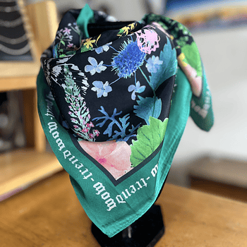 Pañuelo seda 70*70 cms jardin negro mariposas franja verde 