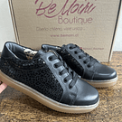 Zapatilla cuero negro texturas planta café