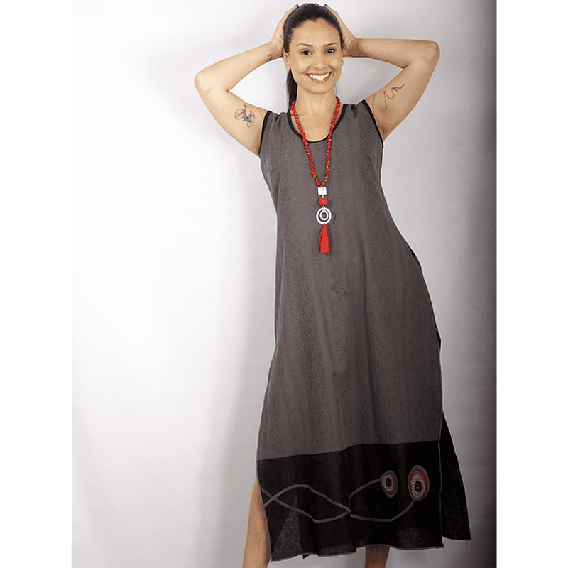Maxi vestido Celina gris bordado franja abertura lateral sin mangas 